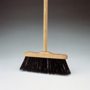 ESCOBA IND 27CM FIBRA CON ROSC