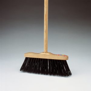 ESCOBA IND 27CM FIBRA CON ROSC