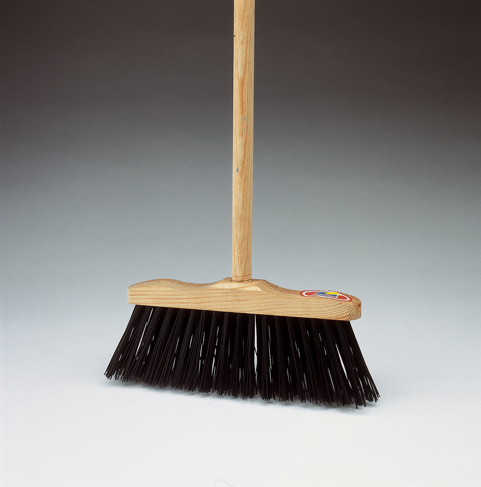 ESCOBA IND 27CM FIBRA CON ROSC